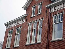 Hij woonde boven het gemeentehuis.